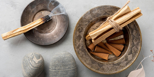 Palo Santo: para qué sirve, significado espiritual y cómo usarlo para limpiar la energía de tu hogar